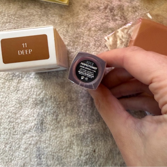 HUDA BEAUTY Deep Shade Makeup - Picture 4 of 6